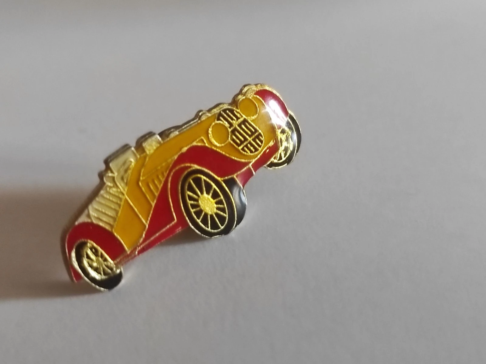 Klassieke gele en rode jaren 90 auto-speld – photo 2